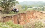 Sạt lở bờ sông Pô Kô nỗi lo trước mùa mưa bão