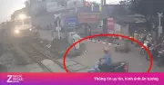Suýt mất mạng vì liều lĩnh vượt rào chắn tàu hỏa tại Hà Nội