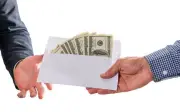 Suy ngẫm về sự chín chắn và phong bì: Câu chuyện từ 200.000 USD đến bài học đạo đức