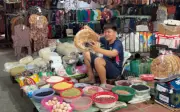 Từ chợ truyền thống đến sàn online: Cách người dân nông thôn thích ứng thời đại số