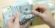 Tỷ giá USD tăng nhẹ trong ngân hàng, giảm mạnh trên thị trường tự do