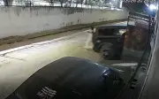Tai nạn hy hữu ở Ấn Độ: SUV Thar cán chết cụ bà khi đóng cổng nhà