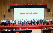 Thủ tướng Lê Minh Hưng tặng quà gia đình chính sách tại Hải Phòng