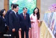 Thủ tướng Lê Minh Hưng và Tổng thống Hàn Quốc tham quan triển lãm ảnh về quan hệ hai nước
