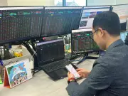 Thị trường chứng khoán nỗ lực giữ nhịp hồi phục trước áp lực địa chính trị