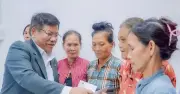 Thứ trưởng Y Thông thăm, tặng quà đồng bào Khmer tại Cần Thơ nhân Tết Chôl Chnăm Thmây