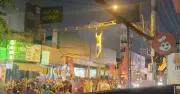 Thanh niên nghi ngáo đá cầm kéo đập phá trên mái nhà, dây cáp gây náo loạn