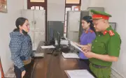Thiếu tiền trả nợ, hai mẹ con mượn xe máy đi cầm cố gây chấn động
