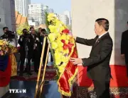 Thường trực Ban Bí thư đặt hoa tại Đài Độc lập và Đài tưởng niệm Quốc vương Sihanouk
