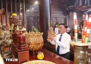 Thường trực Ban Bí thư Trần Cẩm Tú dâng hương tưởng niệm các anh hùng liệt sỹ tại tỉnh Điện Biên