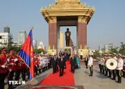 Thường trực Ban Bí thư Trần Cẩm Tư đặt vòng hoa tưởng niệm tại Campuchia