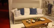 Tại sao sofa luôn sát tường trong nhà người châu Á?