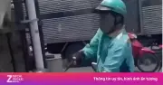 Tài xế xe ôm công nghệ dùng hung khí tấn công người giữa đường ở TP.HCM