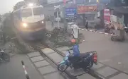 Tài xế xe máy liều mạng cướp đường tàu hỏa, CSGT cảnh báo hậu quả nghiêm trọng