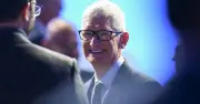 Tim Cook Rời Ghế CEO Apple Sau 15 Năm, John Ternus Lên Nắm Quyền