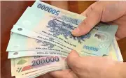 Tin sáng 28/4: Thông tin mới nhất về tăng lương hưu từ 1/7; Đừng chuyện bị cướp để ôm tiền hàng; Nam shipper bị lật tay