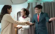 Tiếp viên hàng không 'quét' thông tin ngay khi hành khách bước lên máy bay