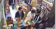 Tổng thống Hàn Quốc bất ngờ ghé cửa hàng lưu niệm, mua quà lưu niệm