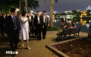 Tổng thống Hàn Quốc và phu nhân dạo quanh Hồ Hoàn Kiếm