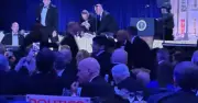 Tổng thống Trump được đưa khỏi sân khấu khẩn cấp vì tiếng súng