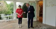 Tổng thống Trump tặng 100 USD cho 'Bà Nội Giao Đồ Ăn' trong màn dàn dựng tại Nhà Trắng
