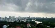 TP.HCM oi bức sáng sớm, mây giông phát triển, dự báo mưa trái mùa từ ngày mai
