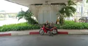 TP.HCM oằn mình trong đợt nắng nóng gay gắt, người dân tìm mọi cách tránh nóng