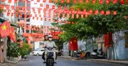 TP.HCM rực rỡ cờ đỏ chào mừng 51 năm thống nhất đất nước