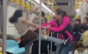 Tranh giành chỗ ngồi, hai phụ nữ ẩu đả trên tàu điện ngầm Thượng Hải