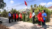 Trao 200 lá cờ Tổ quốc cho người dân ấp Thạnh Mỹ A, Cần Thơ