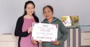 Trao hơn 65 triệu đồng hỗ trợ bà Nguyễn Thị Đông nuôi 3 cháu nội có nguy cơ bỏ học
