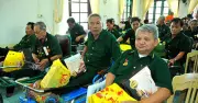 Trao quà tri ân người có công trước ngày 28/4