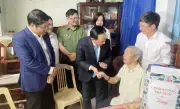 Trưởng Ban Tuyên giáo và Dân vận Trung ương thăm, tặng quà gia đình chính sách tại Huế