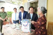 Trưởng Ban Tuyên giáo và Dân vận Trung ương Trịnh Văn Quyết tặng quà tại Huế
