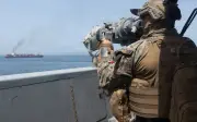Trump ra lệnh dọn sạch eo biển Hormuz, leo thang căng thẳng với Iran