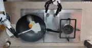 Trung Quốc ra mắt robot gia đình đa năng, vừa nấu ăn vừa dọn dẹp