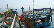 Tàu cá gặp nạn giữa biển, 12 người phát tín hiệu cầu cứu khẩn cấp