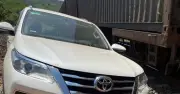 Tàu hàng tông ô tô băng qua đường sắt, 3 người bị thương nặng