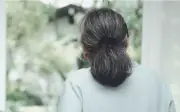 Tuổi già có tiền nhưng không bình yên: Cụ bà bật khóc khi 3 con tranh nhau đón về nuôi