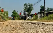 Tuyến ĐH09 xuống cấp nghiêm trọng, người dân Bình Minh khốn khổ vì bụi mù và lầy lội