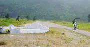 Tuyến đường du lịch biển Lộc Hà đang đổ nát nhiều năm vì một ngôi mộ