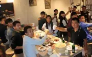 Về quê họp lớp sau nhiều năm, lớp trưởng nói một câu khiến tôi rời bữa tiệc