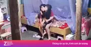 Video ghi lại cảnh chị gái bế em chạy khi mưa đá rơi thủng mái nhà