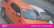 Video ô tô vượt phải đâm trúng tài xế đang mở cửa xe