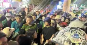 Xô xát dữ dội trên phố Cầu Giấy: Nữ tài xế GrabBike bị đánh bằng mũ bảo hiểm