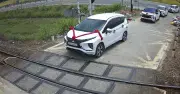 Xe đám cưới vượt gác chắn mắc kẹt sắt đường ray khi tàu sắp đến
