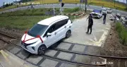 Xe đâm vào cọc vượt mắc kẹt trên đường ray khi tàu sắp đến