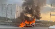 Xe ô tô con bốc cháy dữ dội trên Vành đai 3 trên cao giờ cao điểm