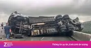 Xe tải mất lái lật chắn ngang cầu vượt trên cao tốc tại Nghệ An