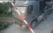 Xe đầu kéo băng qua đường sắt khi gác chắn đang hạ, tài xế bị xử phạt